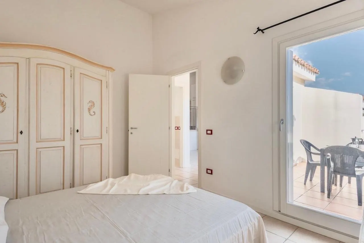 Isa-Residence With Swimming-Pool Just 4 Km From Baja Sardinia, Apartments With Outdoor Private Space And Air Conditioning Cala Bitta Italy