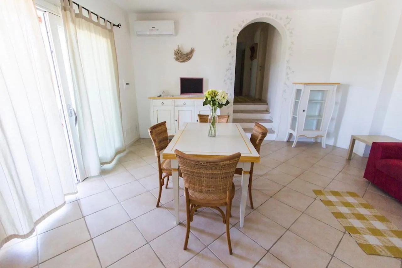 Isa-Residence With Swimming-Pool Just 4 Km From Baja Sardinia, Apartments With Outdoor Private Space And Air Conditioning Cala Bitta Aparthotel