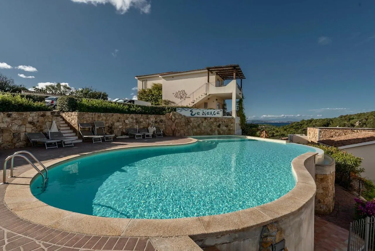 Isa-Residence With Swimming-Pool Just 4 Km From Baja Sardinia, Apartments With Outdoor Private Space And Air Conditioning Cala Bitta Aparthotel